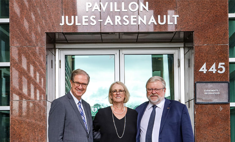 Rémy Trudel, Johanne Jean, Denis Martel devant le Pavillon Jules Arsenault