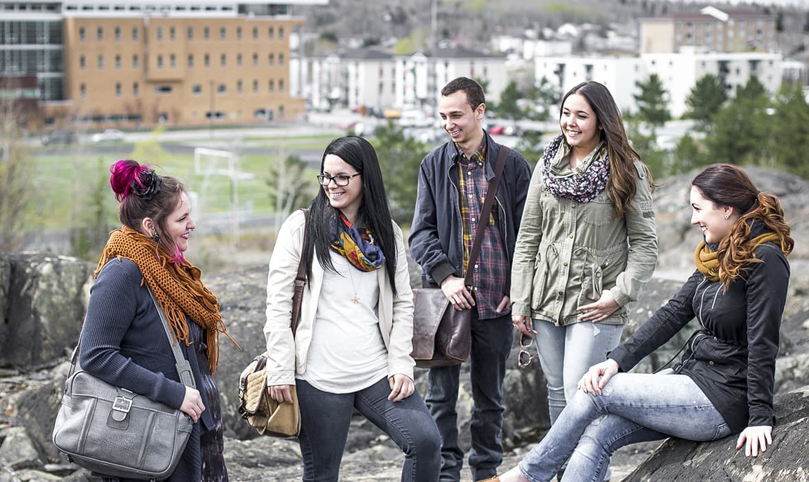 Étudiants devant l'Université du Québec en Abitibi-Témiscamingue